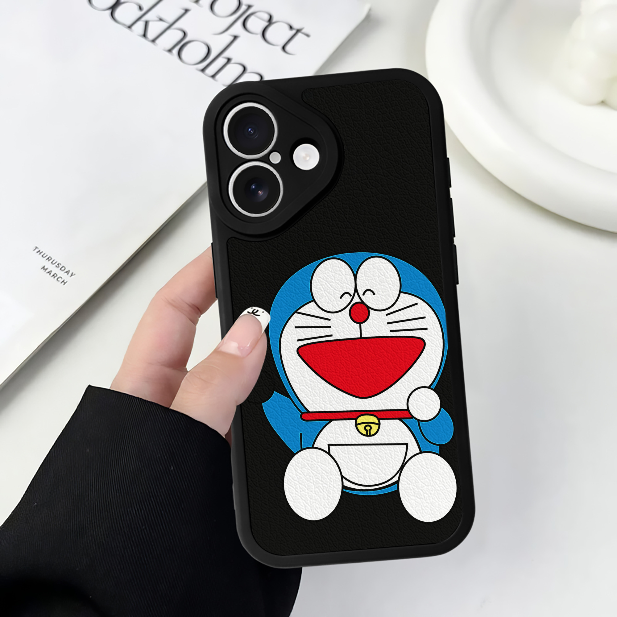 （画像用） ドラえもん Doraemon 【iPhone 16シリーズ対応】シリコンスマホケース（レザー調） 材質：シリコン